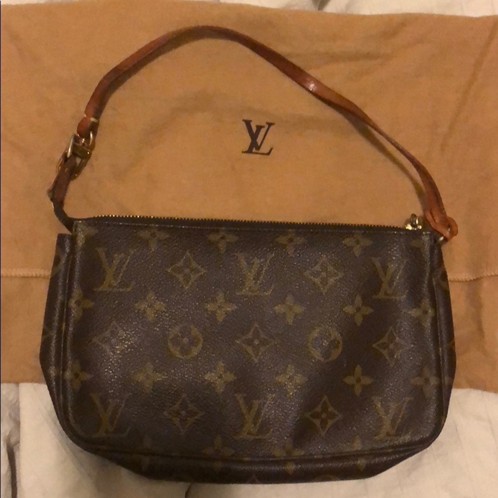 100% authentic classics Louis Vuitton pouchette